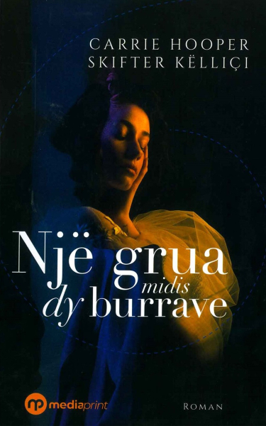 Fotoja e Nje Grua Midis Dy Burrave - Carrie Hooper Skifter Kelliqi