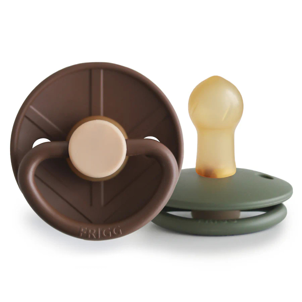 Fotoja e FRIGG Little Viking Natural Rubber Pacifier 2 Pack - Cocoa/Olive