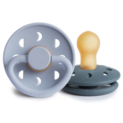 Fotoja e FRIGG Moon Phase Natural Rubber Pacifier 2-Pack - Powder Blue/Slate