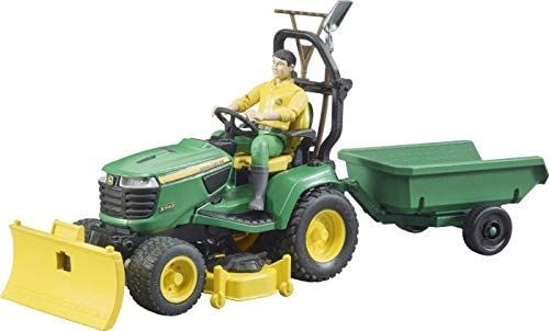 Fotoja e Traktor Bruder John Deere, me figurë kopshtari