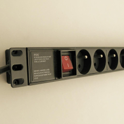 Fotoja e Kabllo elektrike NetRack 19'', 1U, 230V/16A, 8 priza, e zezë