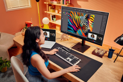 Fotoja e Monitor HP OMEN Transcend, 31.5" UHD OLED 240Hz, i bardhë/zi