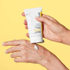 Fotoja e Krem për duar rigjenerues Crepe Control™ për ndriçim dhe forcim, 60 ml, Picture 2