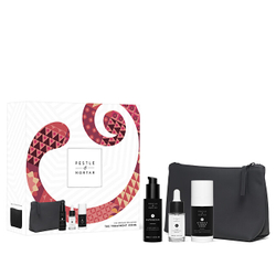 Fotoja e Set për kujdesin e lëkurës Pestle & Mortar The Treatment Icons, serum me acid hialuronik 15 ml + serum me vitaminë C 40 ml + vaj ushqyes për natën 30 ml + çantë kozmetike