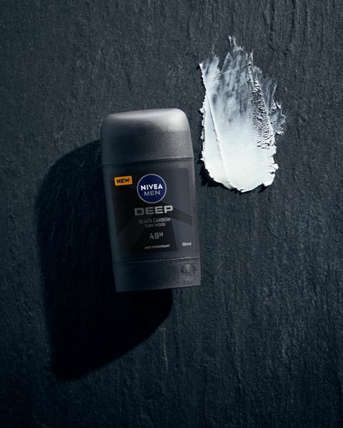 Antiperspirant i ngurtë Nivea Deep Black Carbon, 50 ml