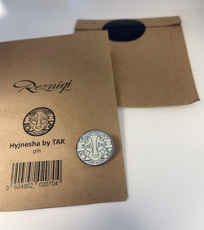 Pin Rezniqi - Hyjnesha, metalike e ngjyrosur me të bardhë