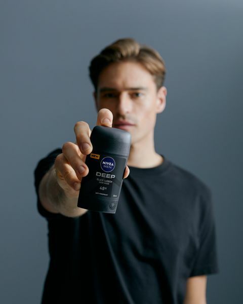 Antiperspirant i ngurtë Nivea Deep Black Carbon, 50 ml