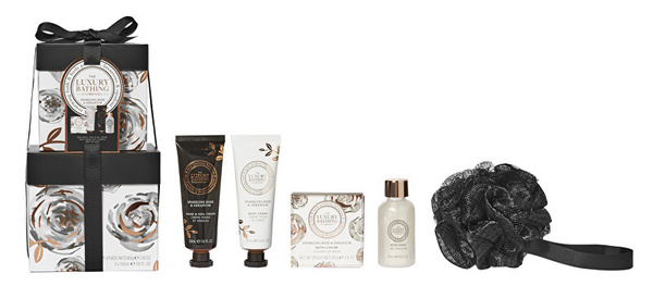 Set për trup The Luxury Bathing Company Rose & Geranium, Xhel dushi 50 ml + krem trupi 50 ml + krem për duar dhe thonjë 50 ml + rruaza vaske 80 g + sfungjer