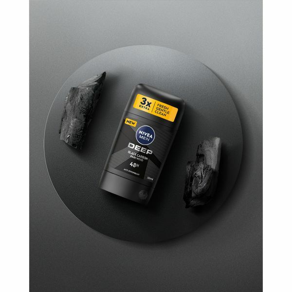 Antiperspirant i ngurtë Nivea Deep Black Carbon, 50 ml