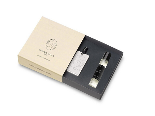 Set parfumi dhuratë Cereria Mollá Amber & Sandalwood, Sprej parfum shtëpie 15 ml + varëse qeramike e parfumuar Set parfumi dhuratë Cereria Mollá Amber & Sandalwood, Sprej parfum shtëpie 15 ml + varëse qeramike e parfumuar