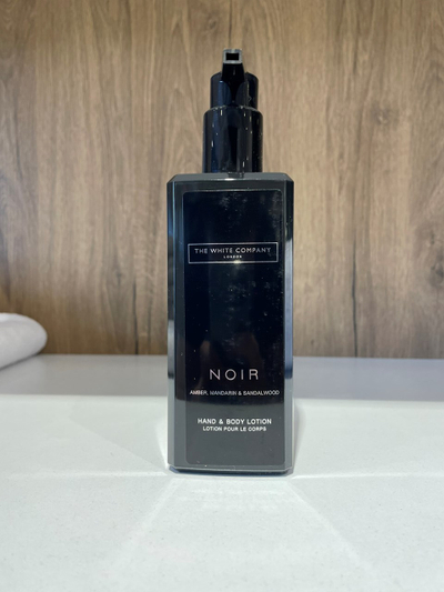 Losion për trup The White Company Noir, 300 ml