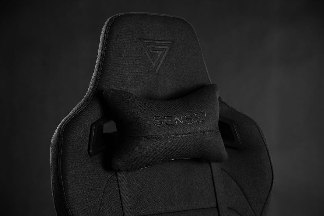 Стол SENSE7 со потпирачи за раце обложени со ткаенина, црн&nbsp;&nbsp; 