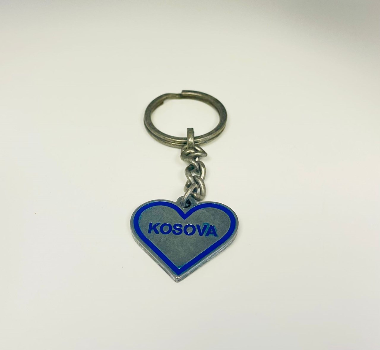 Varëse çelësash Rezniqi - “Kosova Zemër”, metalike e ngjyrosur me të kaltër dhe të verdhë