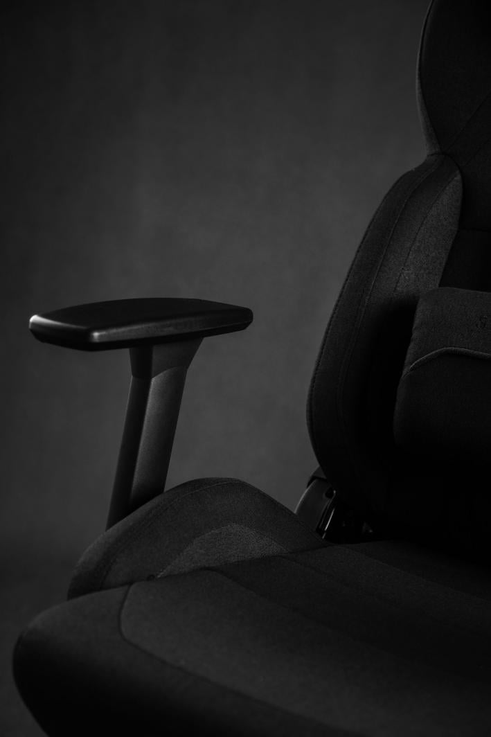 Стол SENSE7 со потпирачи за раце обложени со ткаенина, црн&nbsp;&nbsp; 