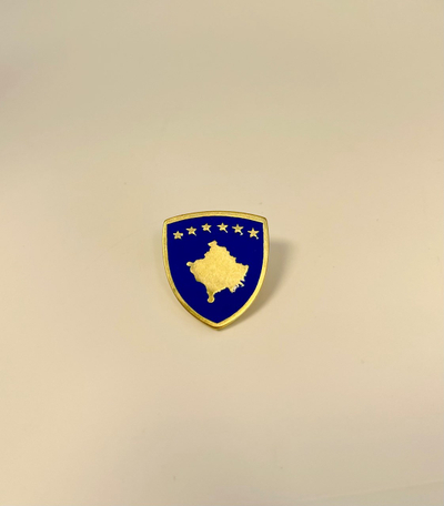 Pin Rezniqi – Stema e Kosovës, metalike e ngjyrosur me të kaltër