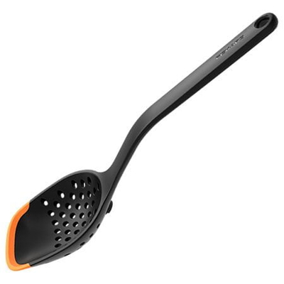 Lugë Fiskars, me vrima, zezë/ portokalli