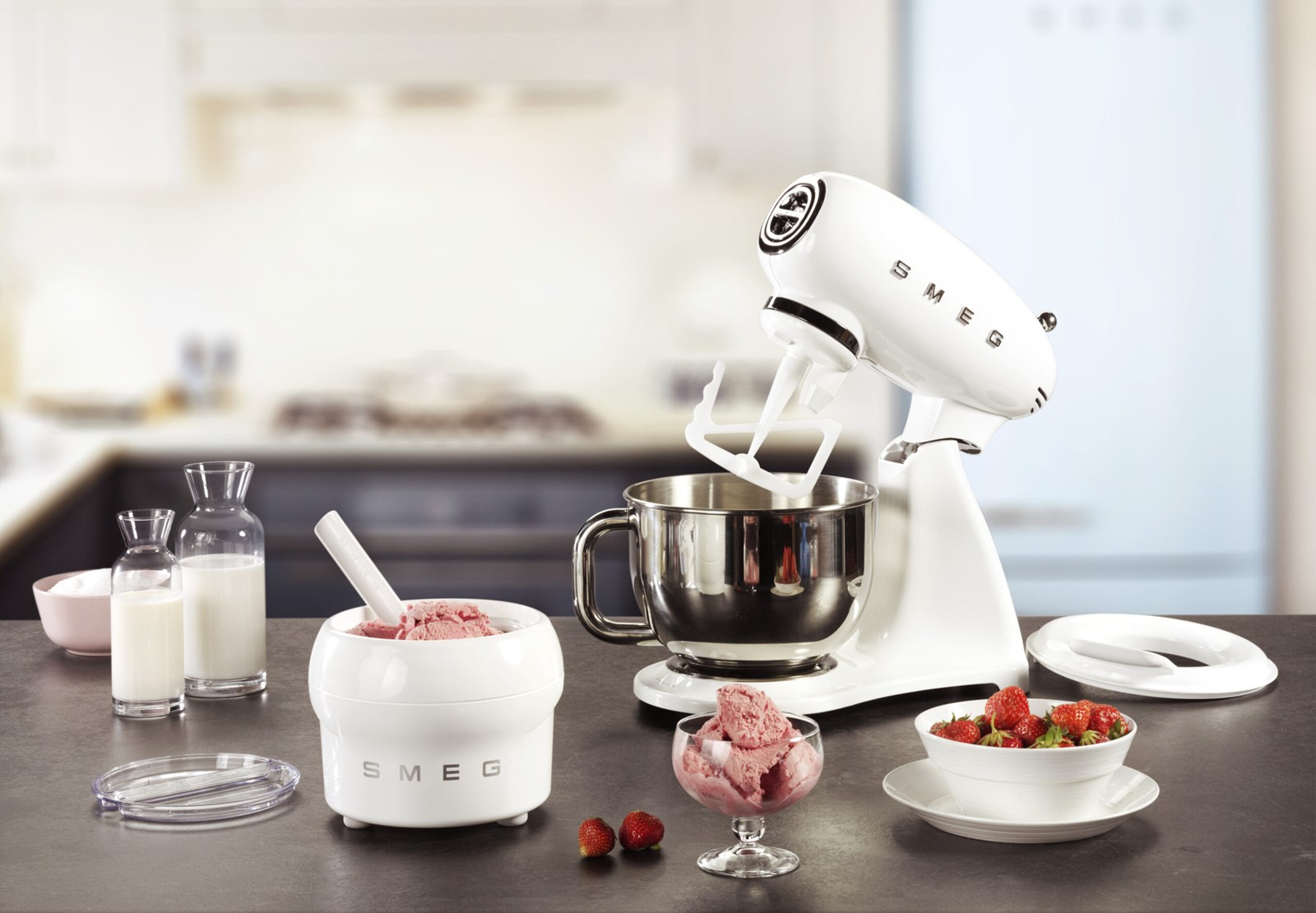 Set aksesorësh për mikser akulloresh SMEG SMIC01, të bardha