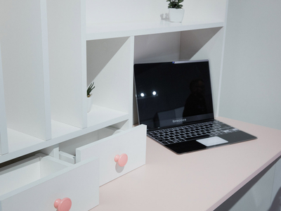 Tavolinë pune LUNA LN-03  dhe 1 sirtar + Shtesë LUNA LN-04, bardhë, rozë