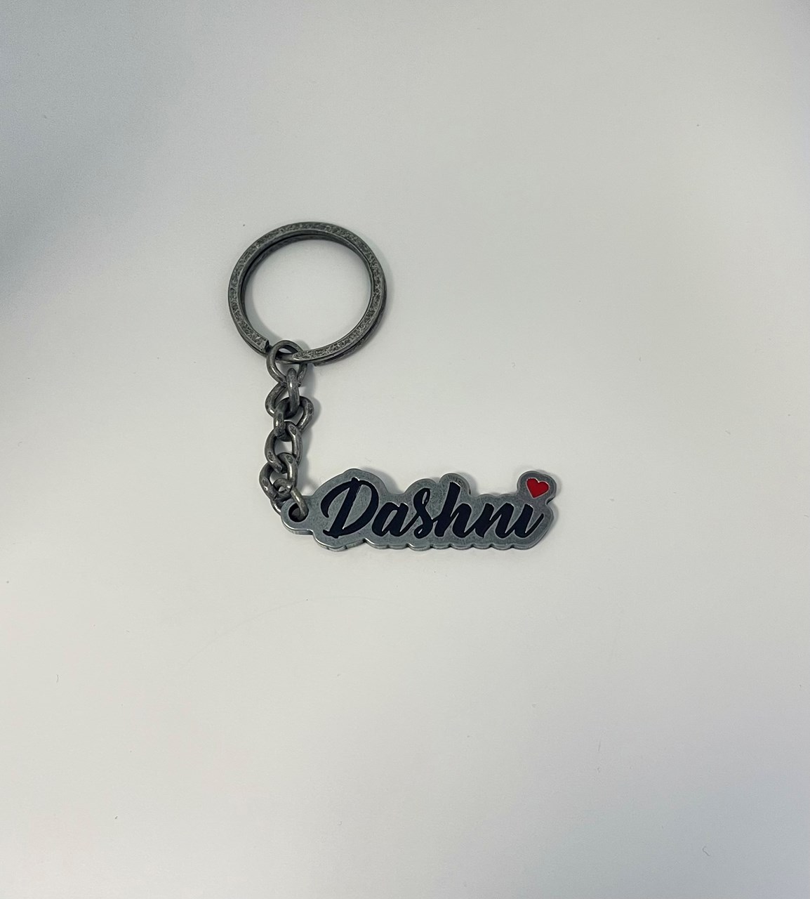 Varëse çelësash Rezniqi - “Dashni”, metalike e ngjyrosur me të kuqe dhe të zezë