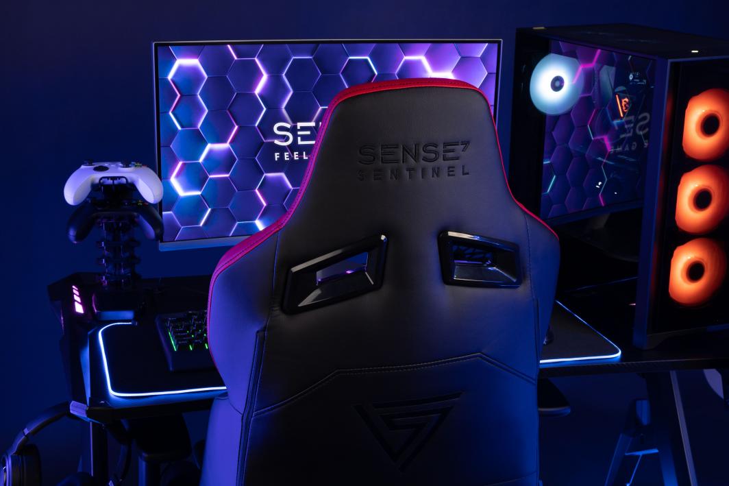 Стол SENSE7 со потпирачи за раце обложени со ткаенина, црн&nbsp;&nbsp; 
