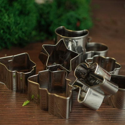 Forma për biskota La Cucina Gingerbread, 16 copë, të argjendta