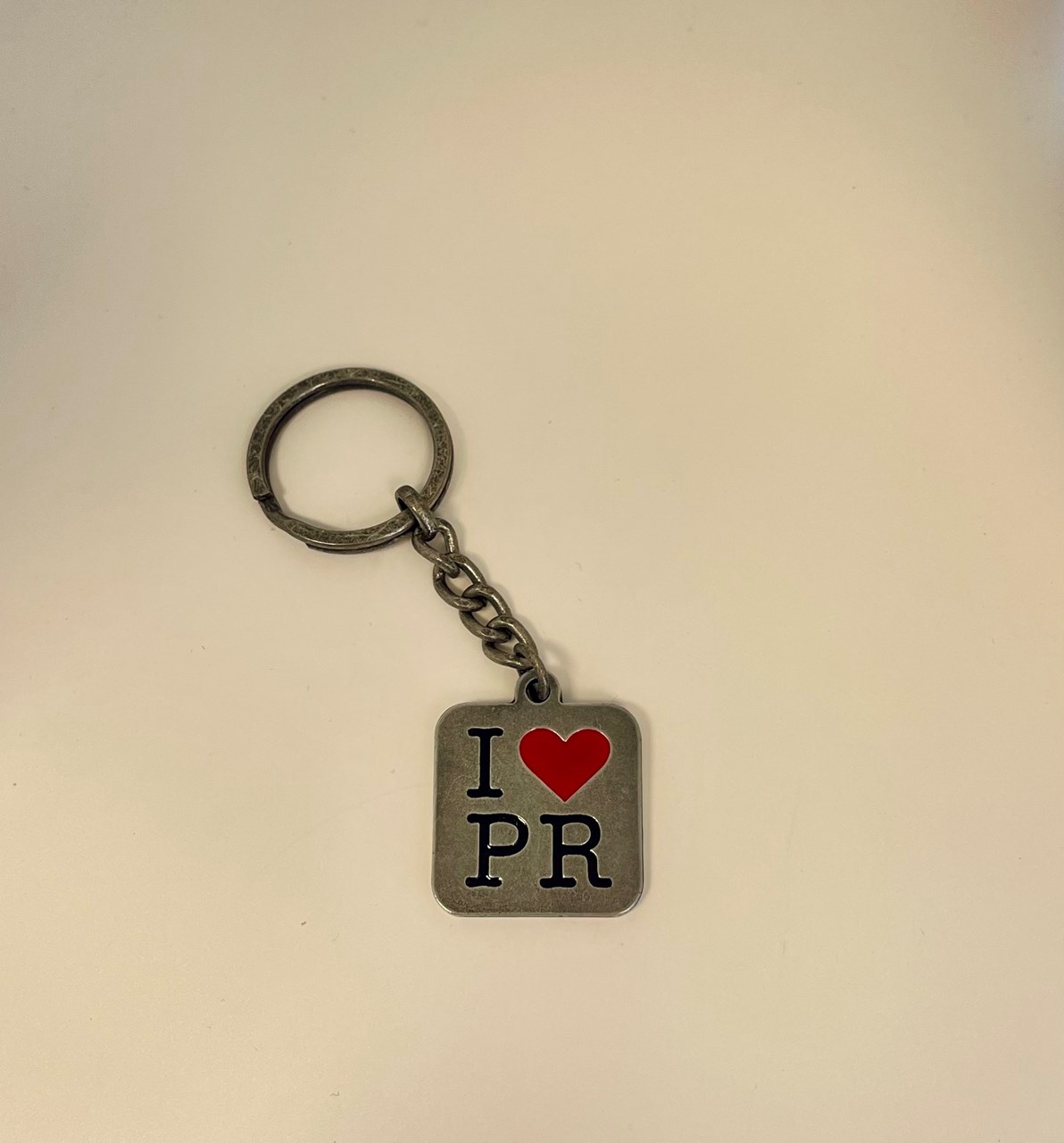 Varëse çelësash Rezniqi - “I Love PR”, metalike e ngjyrosur me të kuqe dhe të zezë